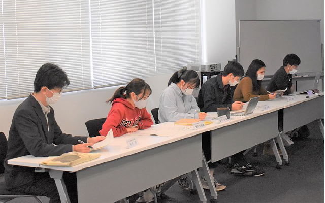 山口大学国際総合科学部 杉井教授と学生のみなさん