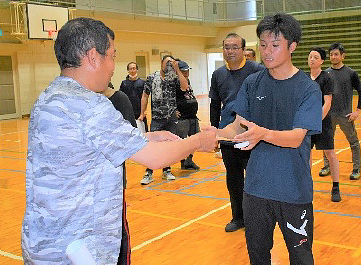 6チームの総当たりでソフトバレーボール